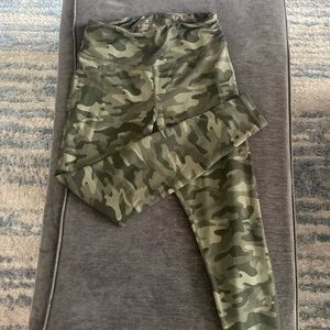 Danskin camo leggings large